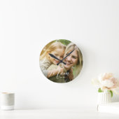 Mom Established Modern Script Photo Runde Wanduhr (Zuhause)