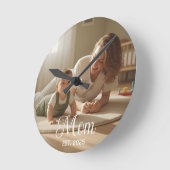 Mom Established Modern White Script Photo Clock Runde Wanduhr (Winkel)