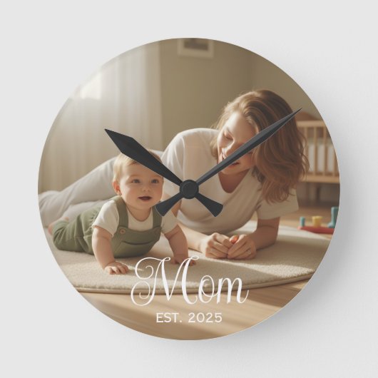 Mom Established Modern White Script Photo Clock Runde Wanduhr (Vorderseite)