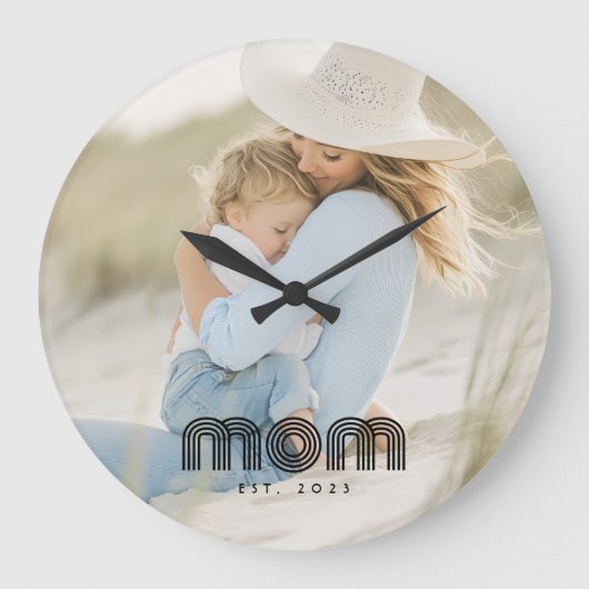 Mom Established Modern White Script Photo Große Wanduhr (Vorderseite)