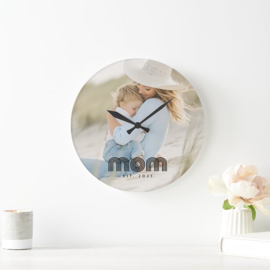 Mom Established Modern White Script Photo Große Wanduhr (Zuhause)