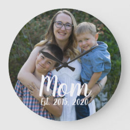 Mom Established Modern White Script Photo  Große Wanduhr