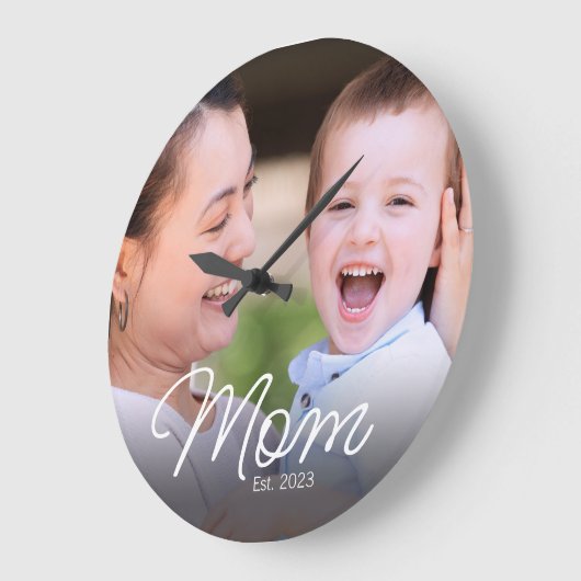 Mom Established Modern White Script Photo Große Wanduhr (Winkel)