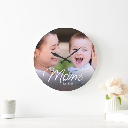 Mom Established Modern White Script Photo Große Wanduhr (Zuhause)
