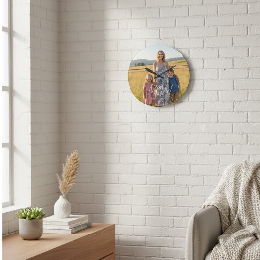 Mom Established Modern White Script Photo Große Wanduhr