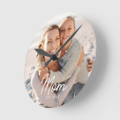 Mom Established Modern White Script Photo Runde Wanduhr (Winkel)