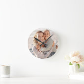 Mom Established Modern White Script Photo Runde Wanduhr (Zuhause)