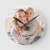 Mom Established Modern White Script Photo Runde Wanduhr (Vorderseite)