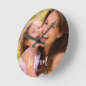 Mom Established Modern White Script Photo Runde Wanduhr (Winkel)