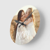 Mom Established Modern White Script Photo Runde Wanduhr (Winkel)