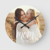 Mom Established Modern White Script Photo Runde Wanduhr (Vorderseite)