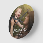 Mom Established Modern White Script Photo Runde Wanduhr (Winkel)