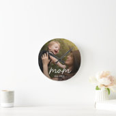Mom Established Modern White Script Photo Runde Wanduhr (Zuhause)