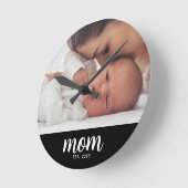 Mom Established Modern White Script Photo Runde Wanduhr (Winkel)