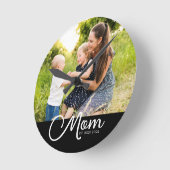 Mom Established Modern White Script Photo Runde Wanduhr (Winkel)