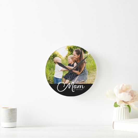 Mom Established Modern White Script Photo Runde Wanduhr (Zuhause)