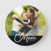 Mom Established Modern White Script Photo  Runde Wanduhr (Vorderseite)