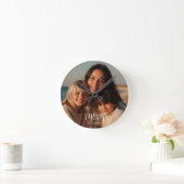 Mom Established Modern White Script Photo Runde Wanduhr (Zuhause)