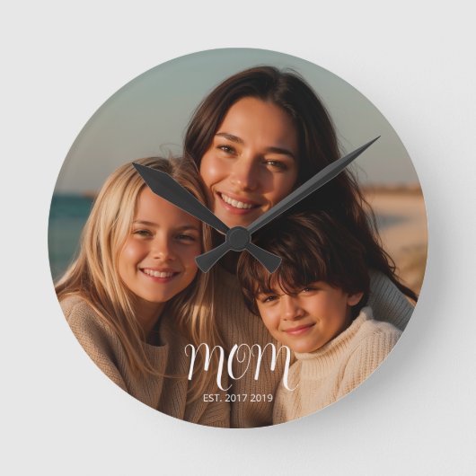 Mom Established Modern White Script Photo Runde Wanduhr (Vorderseite)
