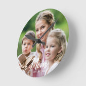 Mom Established Modern White Script Photo Runde Wanduhr (Winkel)