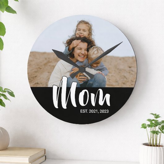 Mom Established Modern White Script Photo Runde Wanduhr