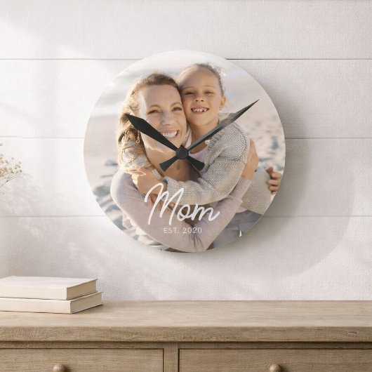 Mom Established Modern White Script Photo Runde Wanduhr