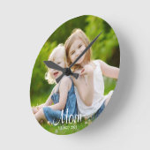 Mom Established Modern White Script Photo Runde Wanduhr (Winkel)