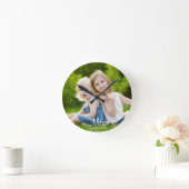 Mom Established Modern White Script Photo Runde Wanduhr (Zuhause)