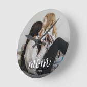 Mom Established Modern White Script Photo Runde Wanduhr (Winkel)
