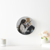 Mom Established Modern White Script Photo Runde Wanduhr (Zuhause)