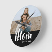 Mom Established Modern White Script Photo Runde Wanduhr (Winkel)