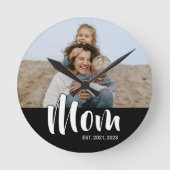 Mom Established Modern White Script Photo Runde Wanduhr (Vorderseite)