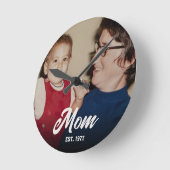 Mom Established Modern White Script Photo Runde Wanduhr (Winkel)