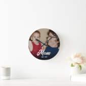 Mom Established Modern White Script Photo Runde Wanduhr (Zuhause)