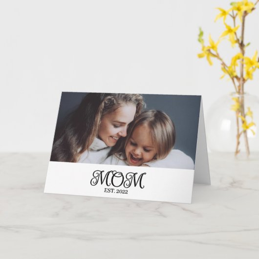 Mom Established Mother's Day Modern Script  Karte (Gelbe Blume)