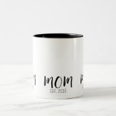 Mom Established New Mom Gift  Zweifarbige Tasse (Mittel)