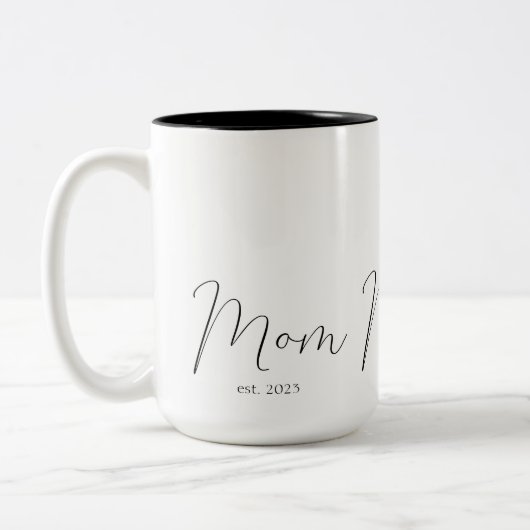 Mom Established New Mom Gift Zweifarbige Tasse (Links)
