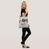 Mom Established Typography Salbeigrün 3 Foto Tasche (Am Model)