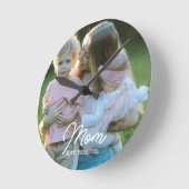 Mom Established White Script Photo Runde Wanduhr (Winkel)