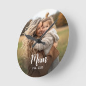 Mom Established White Script Photo Runde Wanduhr (Winkel)