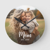 Mom Established White Script Photo Runde Wanduhr (Vorderseite)
