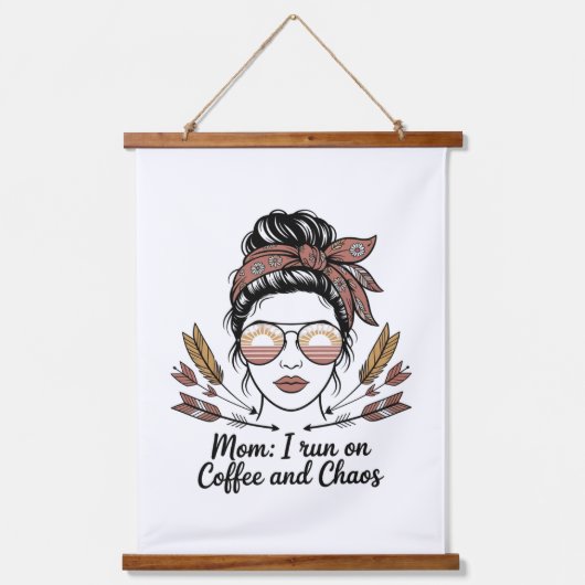 Mom I Run On Coffee And Chaos Wandteppich Mit Holzrahmen (Vorderseite)