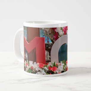 "Mom, ich liebe Dich" – Ein herzlicher Blumengruß Jumbo-Tasse