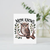 Mom Knows Ankündigungspostkarte (Stehend Vorderseite)