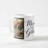 Mom of Girls Elegant Modern Script 2 Photo Kaffeetasse (Vorderseite Links)