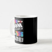 Mom Senior 26 Proud Mom Of A Cl Of 2026 Graduate Kaffeetasse (Vorderseite Links)