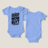 Mom Sniffs Butt Funny Baby Bodysuit Gift (Design Vorderseite & Rückseite)