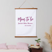 Mom to be baby shower name date pink simple minima wandteppich mit holzrahmen (Schlafzimmer)