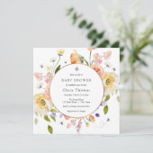 Mom to BEE Floral Baby Shower Invitation Einladung (Stehend Vorderseite)