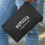 Momager | Moderner Leiter der Mama Kindernamen Zubehörtasche<br><div class="desc">Einfaches,  stilvolles "Momager"-Kunstdesign mit moderner,  minimalistischer Typografie in Weiß in einem fett-trendigen Stil auf schwarzem Hintergrund. Das perfekte Geschenk oder Accessoire für den Muttertag,  den Geburtstag Ihrer Mama oder einfach nur weil! Die Wörter können leicht mit Ihrer eigenen Nachricht für ein Geschenk so einzigartig wie Sie sind personalisiert werden!</div>